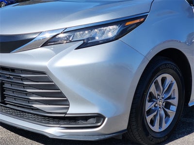 2022 Toyota Sienna LE 8 Passenger