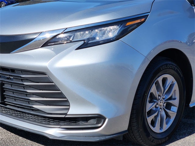 2022 Toyota Sienna LE 8 Passenger