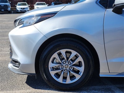 2022 Toyota Sienna LE 8 Passenger