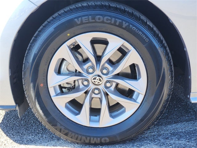 2022 Toyota Sienna LE 8 Passenger