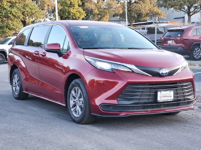 2025 Toyota Sienna LE 8 Passenger