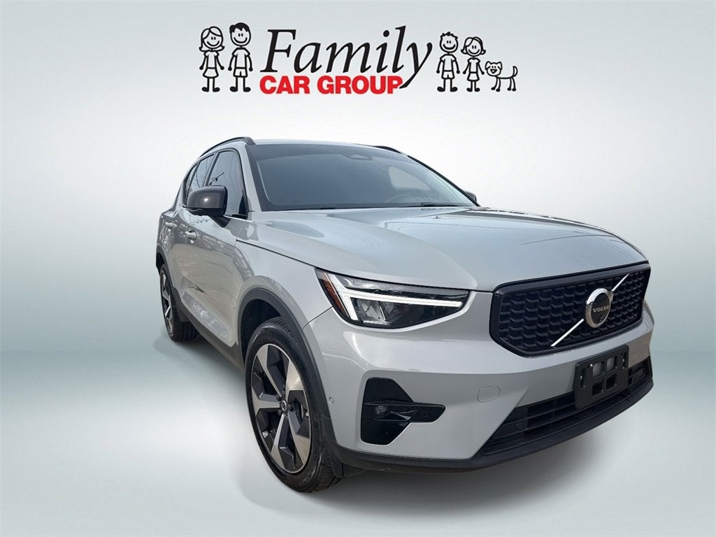 2024 Volvo XC40 B5 Plus Dark Theme
