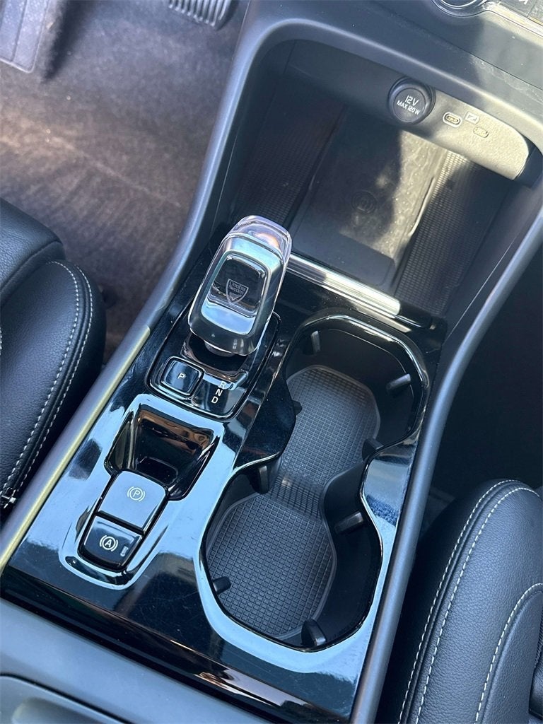 2024 Volvo XC40 B5 Plus Dark Theme