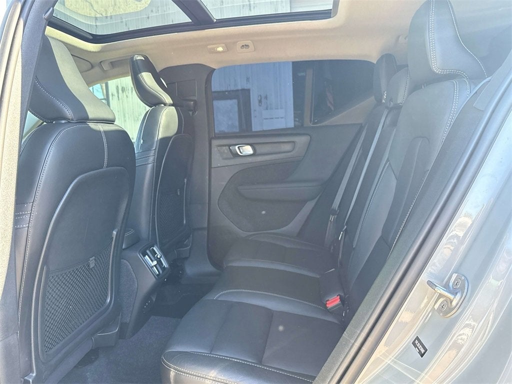 2024 Volvo XC40 B5 Plus Dark Theme